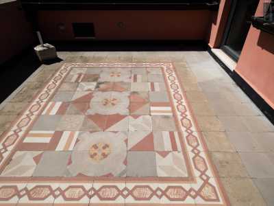 Sul pavimento � presente un variopinto mosaico di cementine realizzato con i resti degli originali decori situati all�interno delle stanze